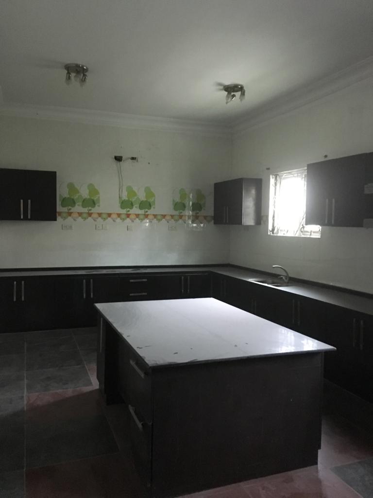 A tastefully furnished 5 bedroom fully detached house 